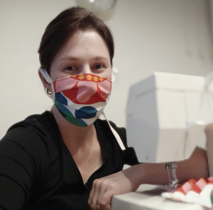 Roušky v Rajhradicích šily a šijí dobrovolnice po desítkách 