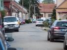 Svratecká ulice je velmi úzká a parkování aut jejích obyvatel není příliš komfortní.